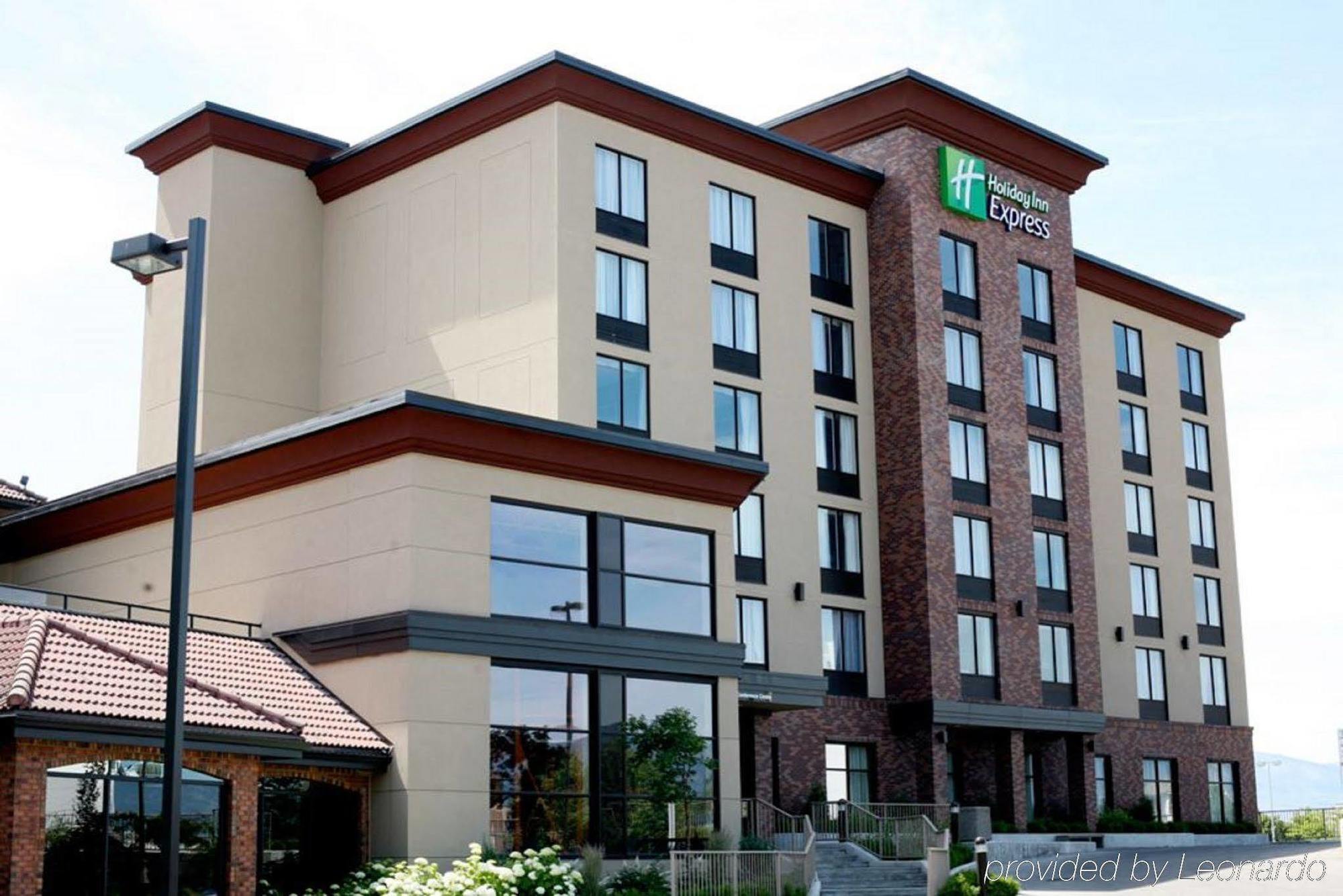 Hotel Kelowna & Conference Centre Экстерьер фото