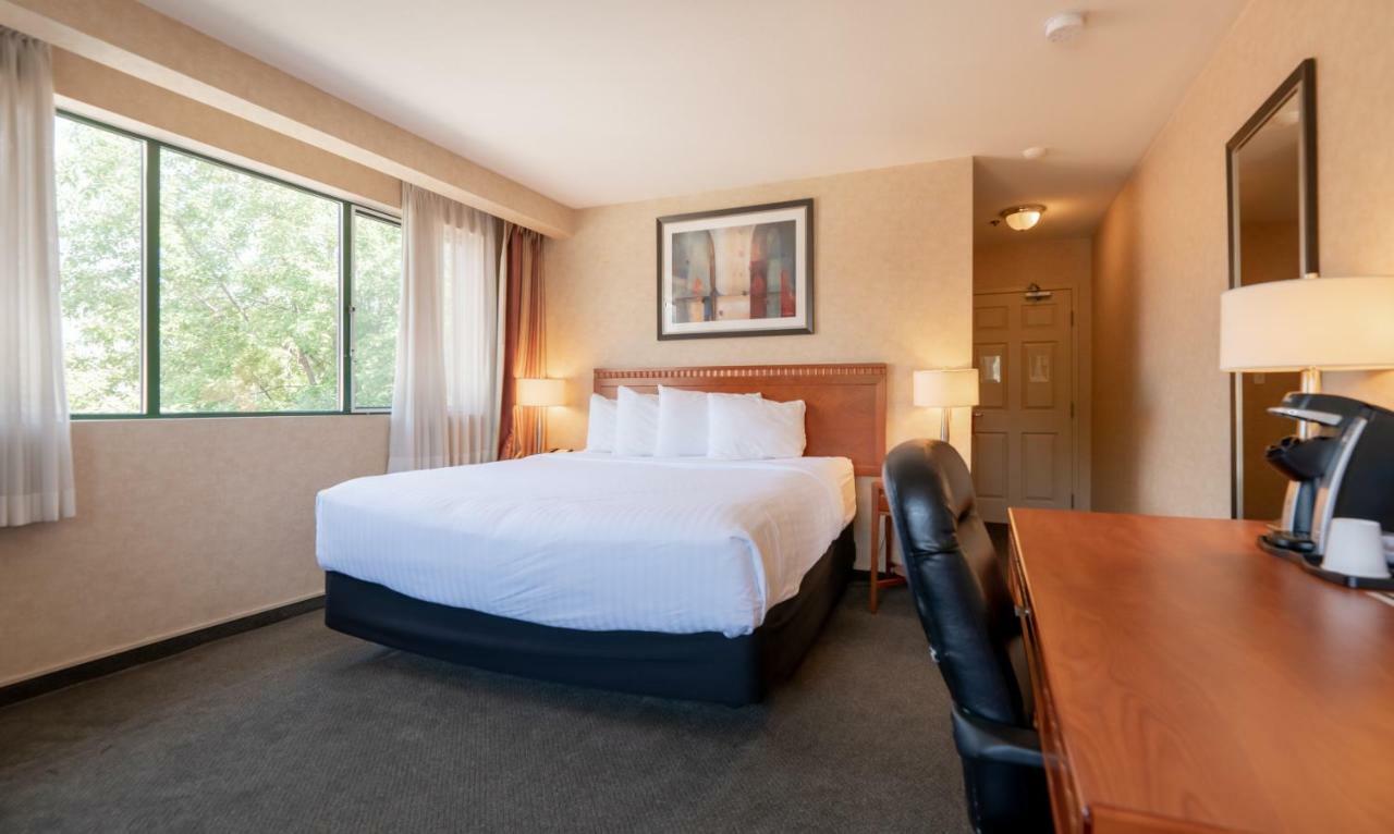 Hotel Kelowna & Conference Centre Экстерьер фото
